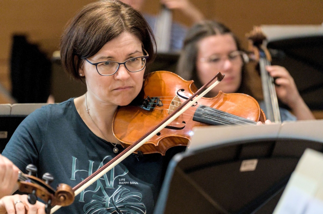 Dr. Britta Rottländer mit Streichinstrument.