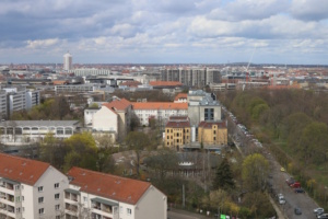 Blick über die Stadt, Straße und Dächer.