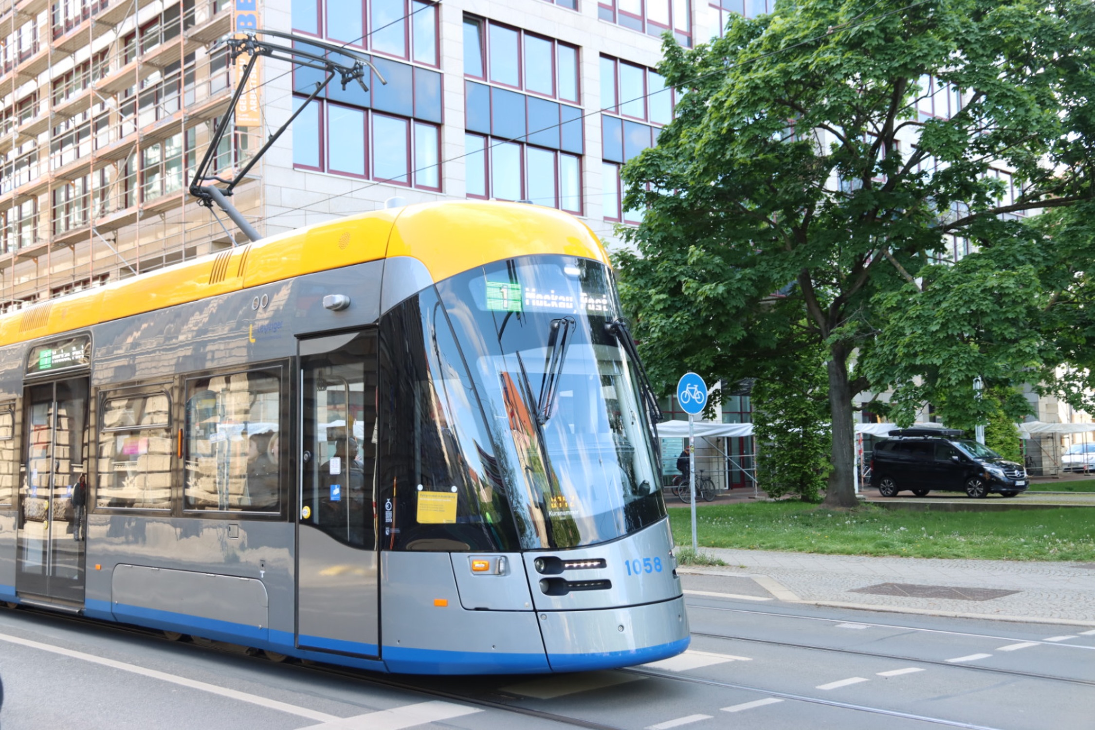 Straßenbahn der LVB unterwegs.