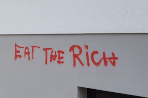 Rotes Graffito an heller Hauswand.