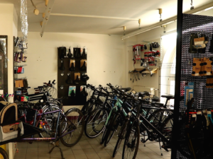 Fahrräder in einer Werkstatt.