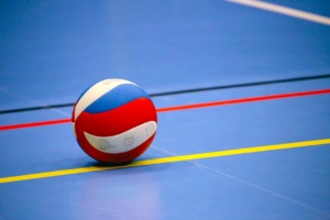 Ein Volleyball auf dem Spielfeld in der Halle