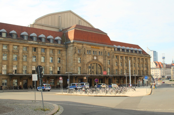 Bahnhofsgebäude mit Vorplatz.
