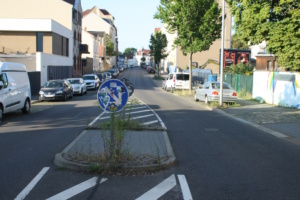 Straße, parkende PKW, Mittelbordstein.