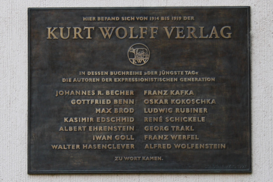 Anzeigetafel an Hauswand.