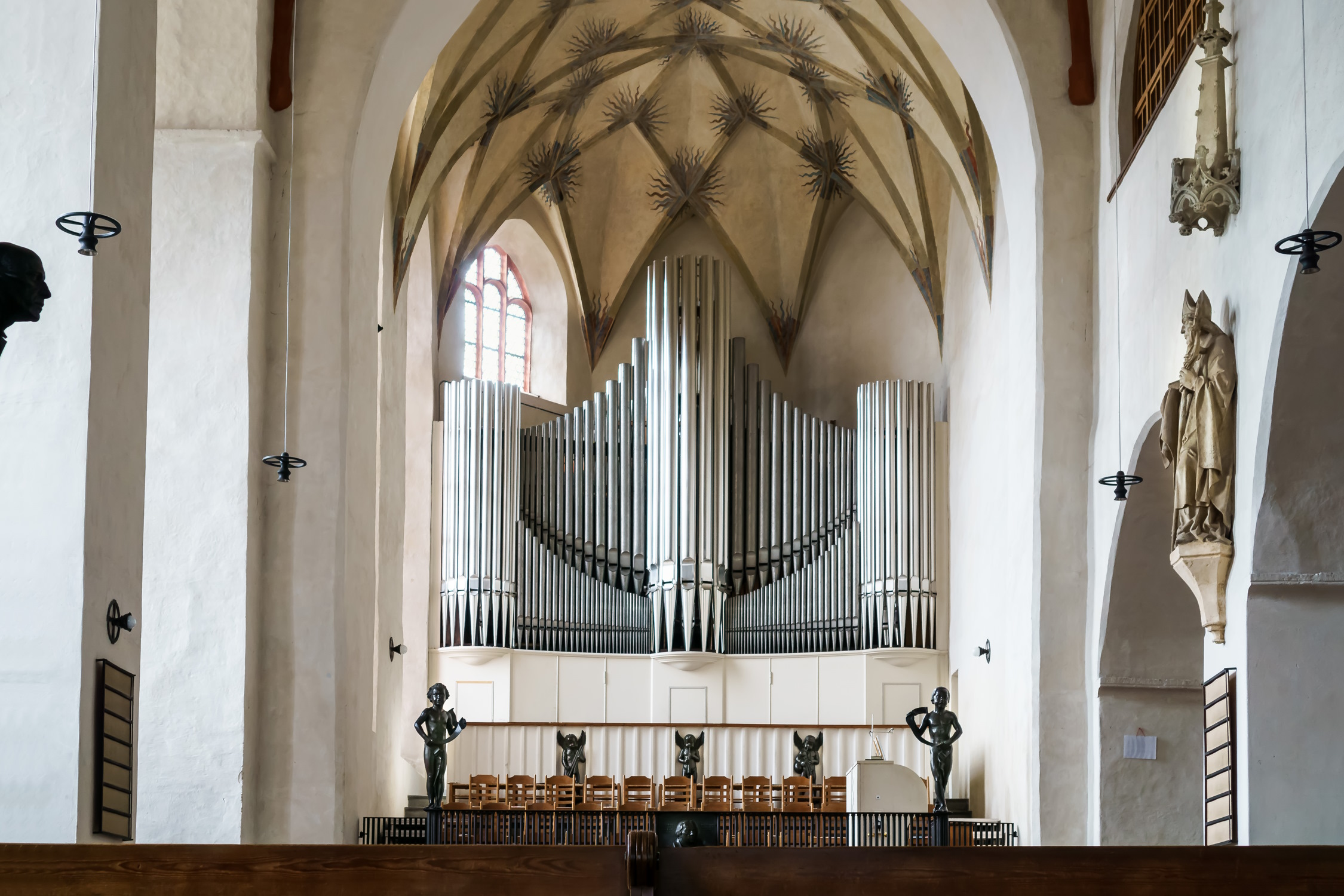Jehmlich-Orgel mit Chor-Empore, rechts an der Wand die Skulptur des Bischofs Donatus von Arezzo. Foto: Radler59, CC BY-SA 4.0, https://commons.wikimedia.org/w/index.php?curid=51333171