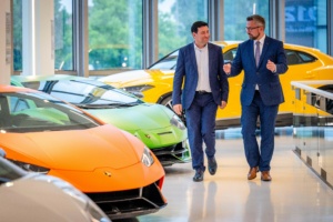 Wirtschaftsminister Martin Dulig (rechts) und AMZ-Netzwerkmanager Dirk Vogel beim Besuch des Autoherstellers Lamborghini. © SMWA, Kristin Schmidt