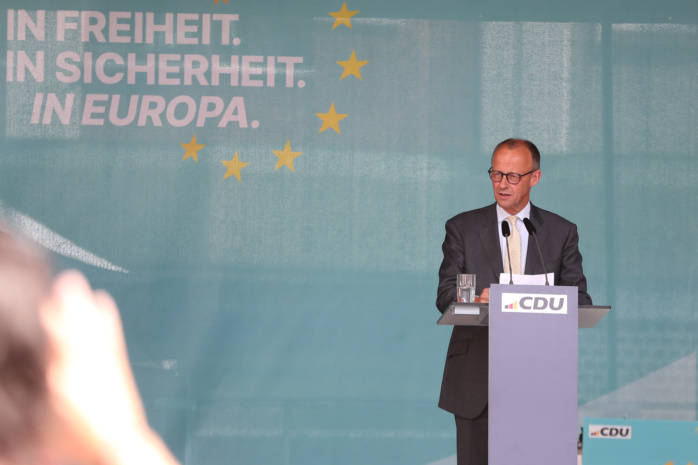 Ins-Zirkuszelt-gestolpert-Manege-frei-f-r-Merz-Co-