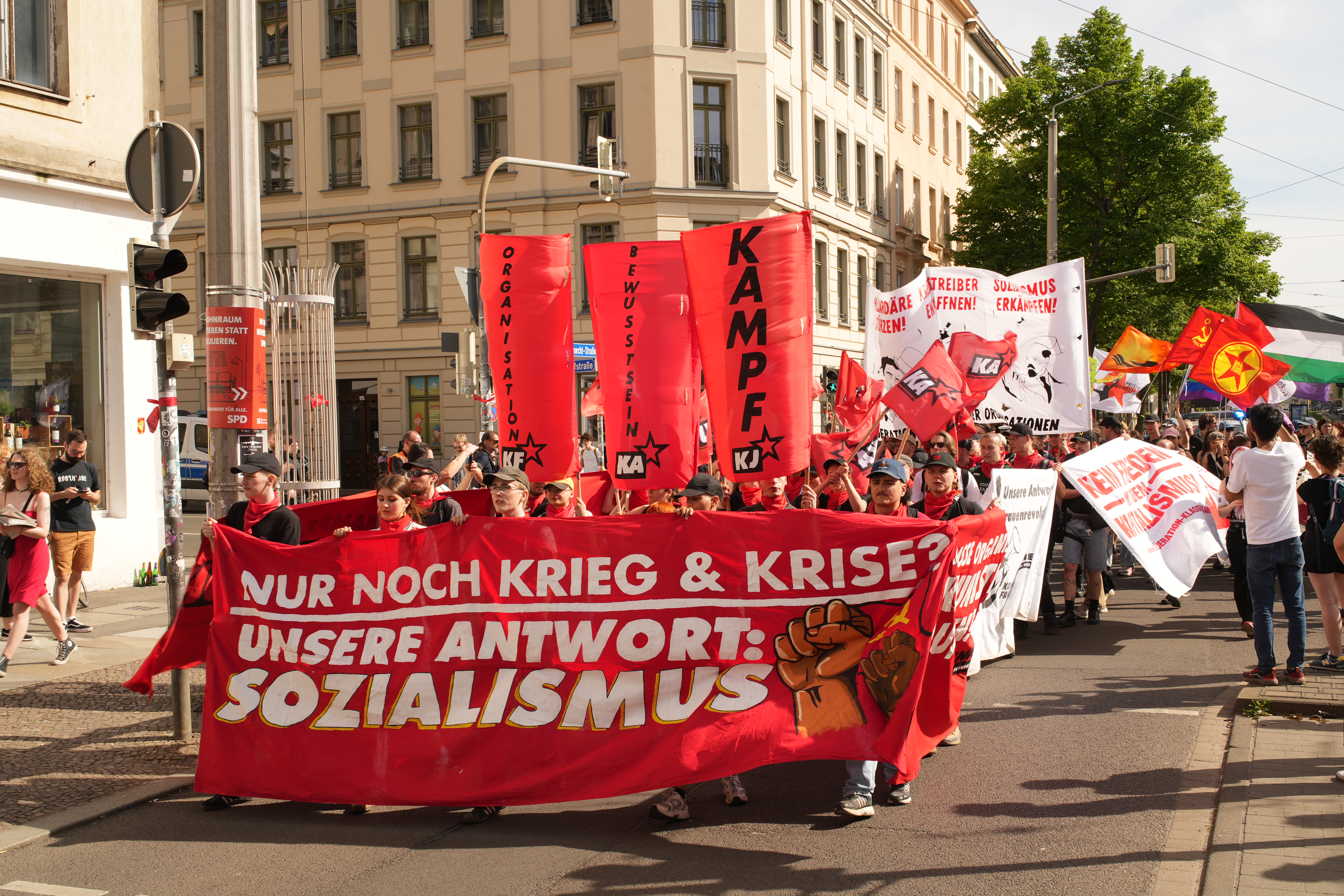 Bei der "Revolutionären 1. Mai-Demo" beteiligten sich rund 2 500 Menschen. Foto: Leon Eisfelder
