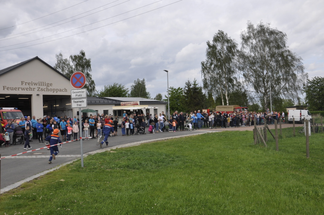 Feuerwehr Zschoppach zur Einweihung des neuen Geräthauses. Foto: Stadt Grimma