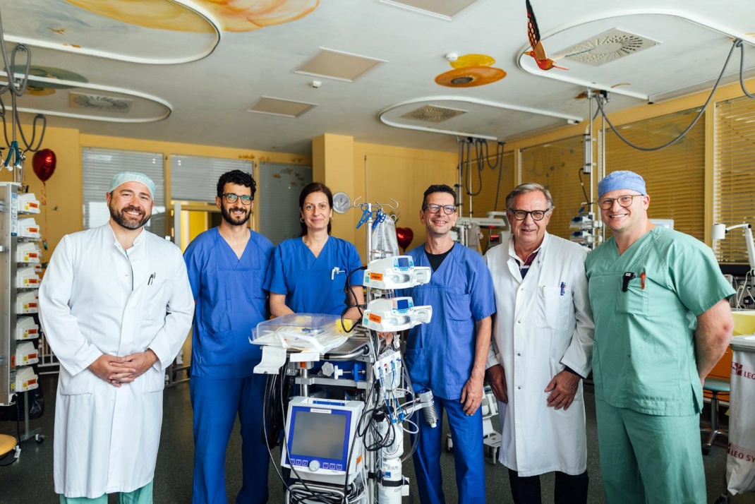 Behandlungsteam von Daryl: Dr. med. Marcel Vollroth (Leitender Oberarzt Kinderherzchirurgie), Rabie Twal (Oberarzt Kinderkardiologie), Julia Schulze (Kinder-Intensiv-Pflegefachkraft), Priv.-Doz. Dr. med. Michael Weidenbach (Oberarzt Kinderkardiologie), Prof. MUDr. Martin Kostelka (Chefarzt Kinderherzchirurgie) und Hans-Martin Vincenz (Leiter Kardiotechnik) – von links nach rechts. Foto: Christian Hüller.