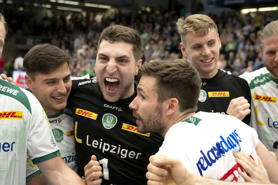 Das Team beim Jubeln. Foto: Klaus Trotter