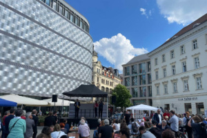 Bühne und Menschenmenge auf öffentlichem Platz.