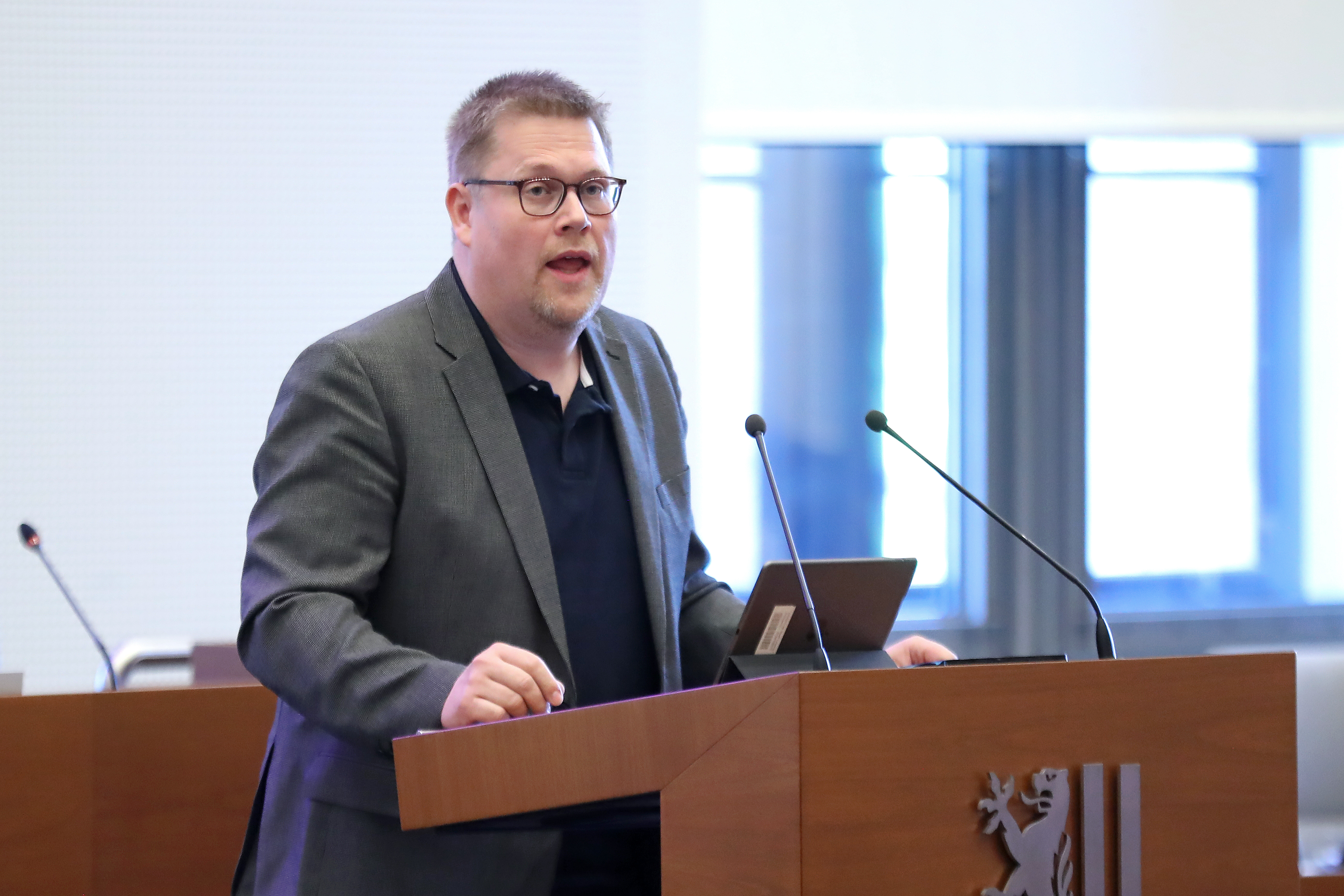 Herr Sascha Matzke (Freibeuter/FDP) im Leipziger Stadtrat am 23.05.24. Foto: Jan Kaefer