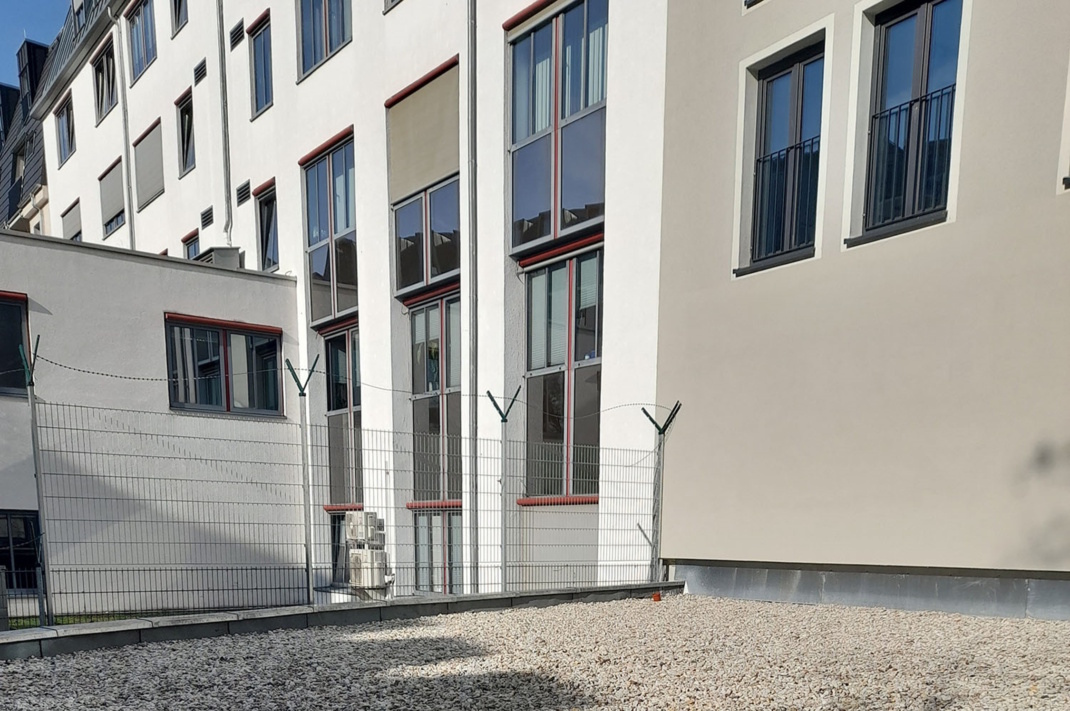 Heller Neubau eines Wohnhauses mit Hof.