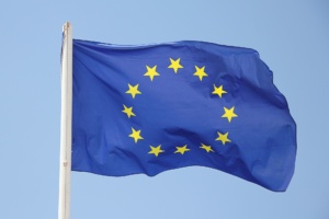 Europaflagge vor blauem Himmel.