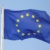 Europaflagge vor blauem Himmel.
