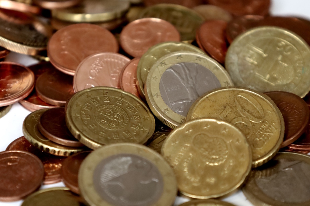 Euro- und Centmünzen, Nahaufnahme.