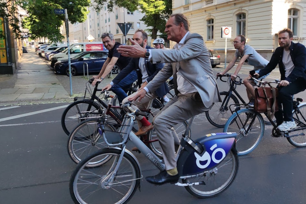Mehrere Menschen, auf Rädern fahrend.