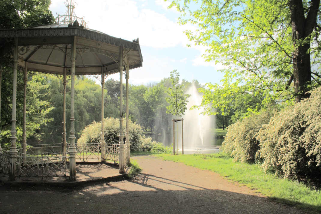 Pavillon und Fontäne im Palmengarten.