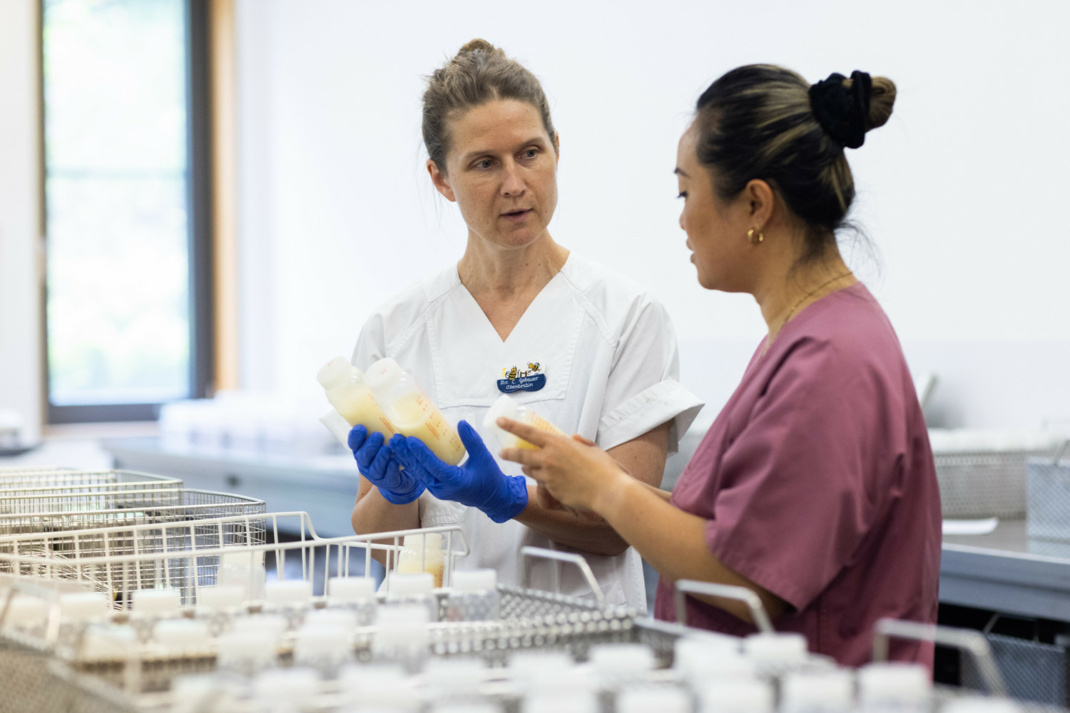 Dr. Corinna Gebauer (li.) im Gespräch mit Schwester My. Die Kinderärztin am UKL leitet eine der größten und ältesten Frauenmilchbanken Deutschlands. Foto: Stefan Straube / UKL