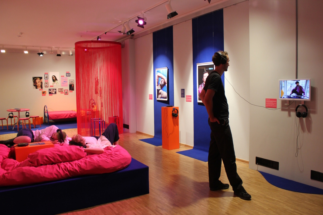 Person beim Umschauen im Ausstellungsraum.