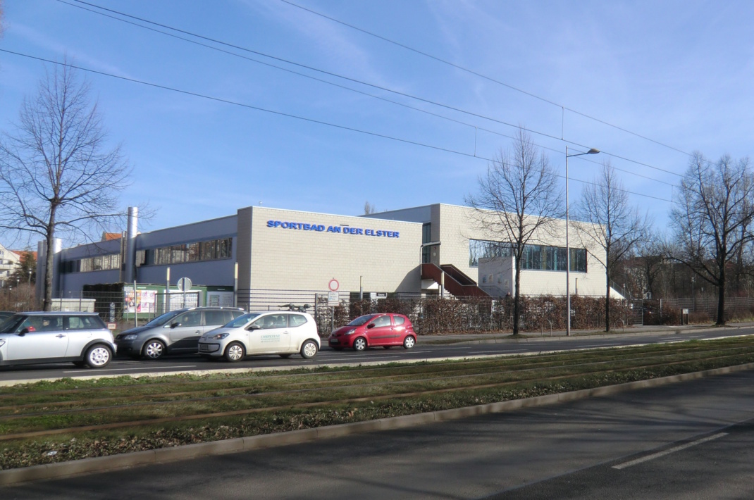 Schwimmhalle, Hauptstraße mit Autos.