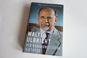 Cover der Biografie mit Gesicht von Ulbricht.