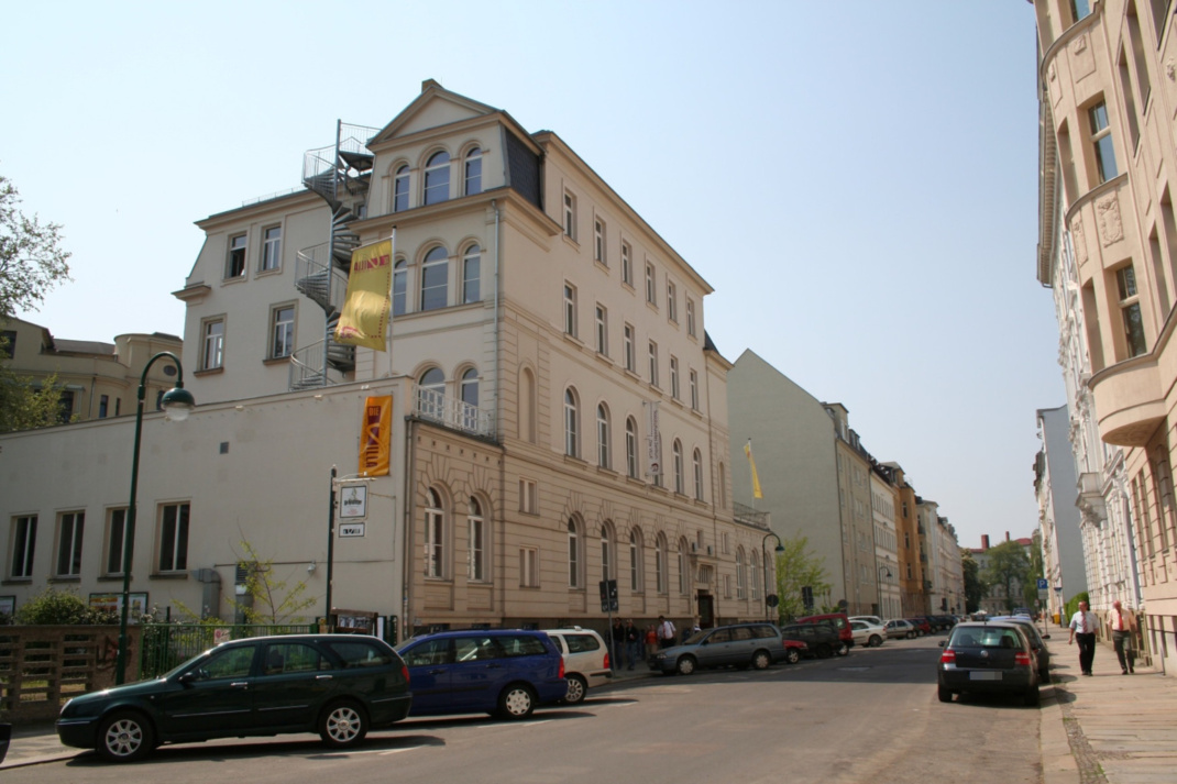 Nebenstraße, geparkte Autos.