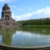 Völkerschlachtdenkmal mit vorgelagertem Teich, blauer Himmel und Wolken.