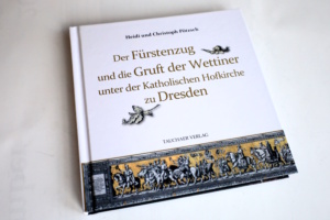 Heidi und Christoph Pötzsch: Def Fürstenzug und die Gruft der Wettiner unter derf Katholischen Hofkirche zu Dresden. Foto: Ralf Julke