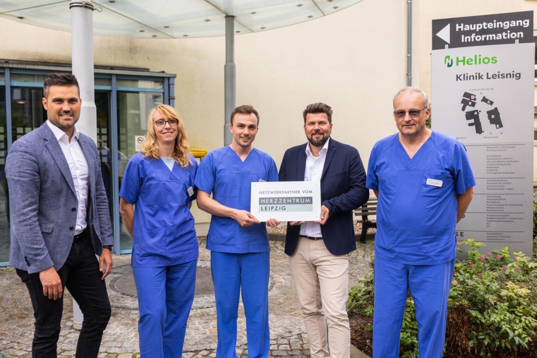 Julian Zimmer (Klinikgeschäftsführer Helios Klinik Leisnig, Dr. med. Manuela Kreuzhuber (Ltd. Oberärztin Kardiologie, Helios Klinik Leisnig), Leon Behnke (Oberarzt Innere Medizin, Helios Klinik Leisnig), Matthias Hirsekorn (Klinikgeschäftsführer Herzzentrum Leipzig), Dr. med. Kay Lange (Ärztlichen Direktor und Chefarzt Innere Medizin an der Helios Klinik Leisnig). Foto: Christian Hüller.