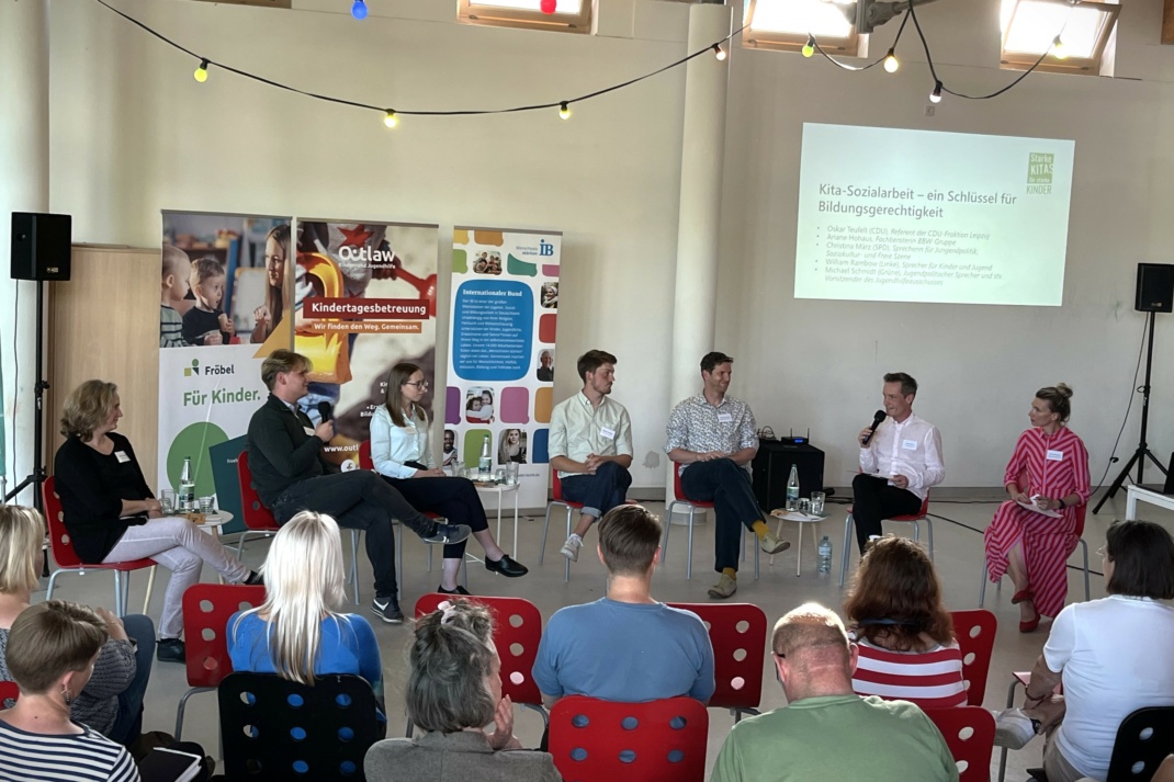 Ariane Hohaus, Oskar Teufert (CDU), Christina März (SPD), William Rambow (Linke), Michael Schmidt (Grüne), Michael Kuhl und Nora Schönberg (v.l.n.r.) im Gespräch. Bildquelle: BBW-Leipzig-Gruppe