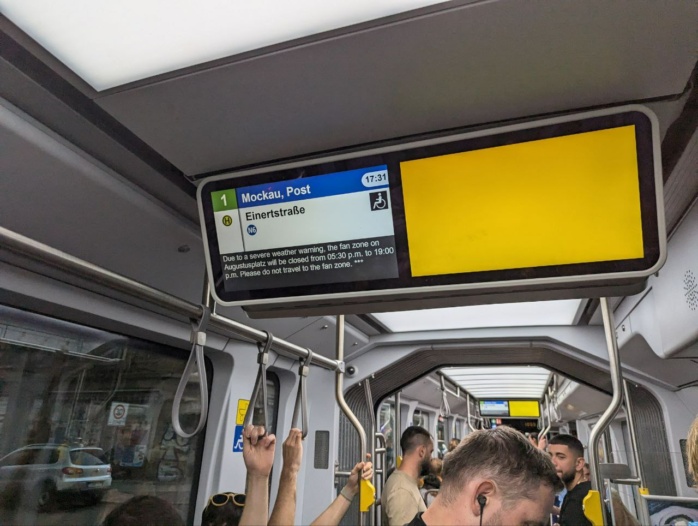 Unwetter-Meldung im Fahrgast-TV in den Leipziger Straßenbahnen. Foto: LZ