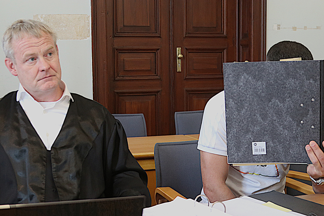 Angeklagter und Verteidiger.