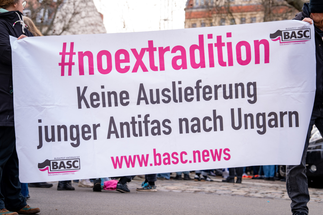Demobanner gegen Auslieferung von Antifaschisten.
