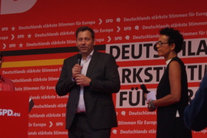 Lars Klingbeil bei der Matthias Ecke bei der SPD-Wahlkampfveranstaltung am 01. Juni auf dem Burgplatz. Foto: Yaro Allisat