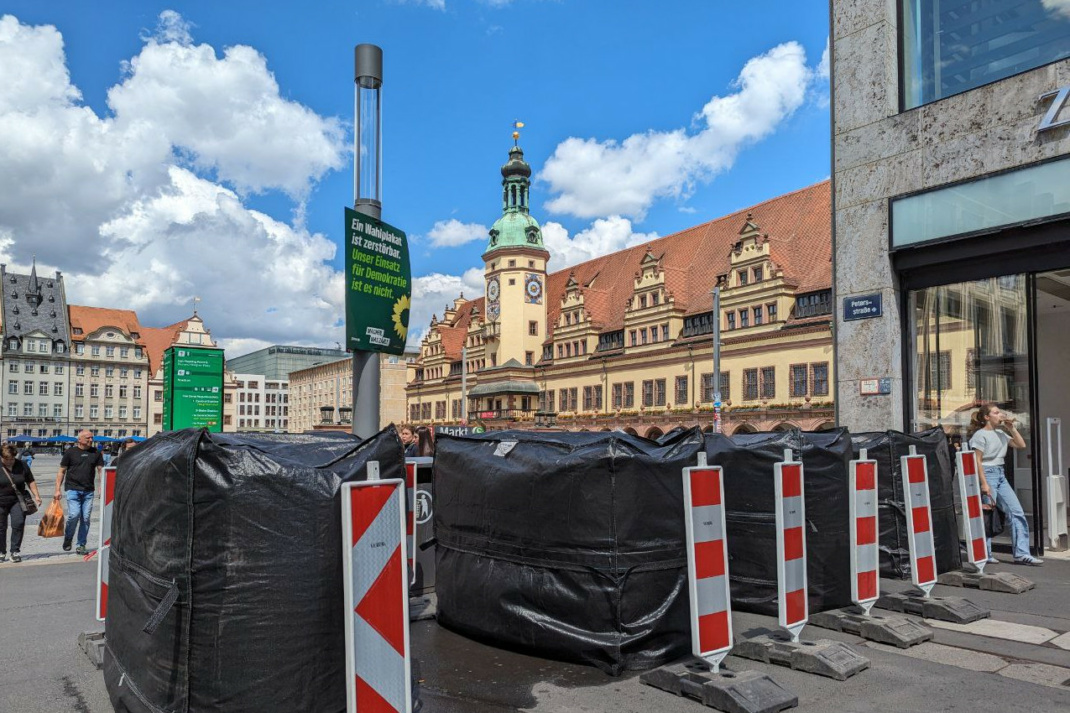 Poller und Baken in auf einer öffentlichen Straße.