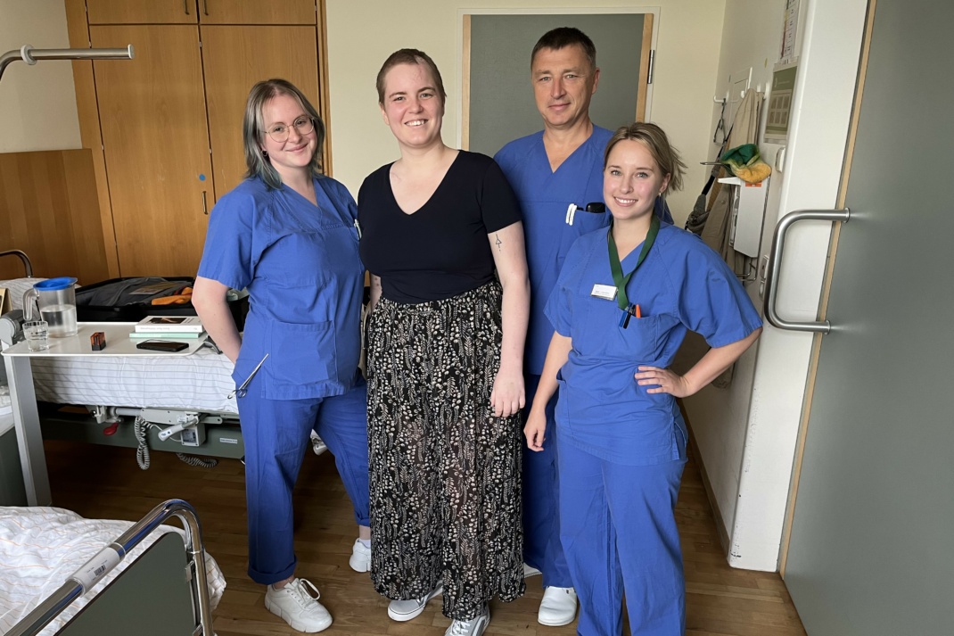 v.l.n.r. Sophie Lehfeld (Pflegedienst ITS), Sofie Quast, Carsten Fischer (Chefarzt der Klinik für Unfallchirurgie), Saskia-Larissa Birke (Stellv. Stationsleiterin der Station 2K) | Foto: Helios Park-Klinikum Leipzig