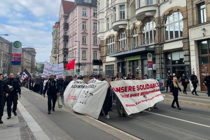 Demonstrierende Menschen hinter einem Banner