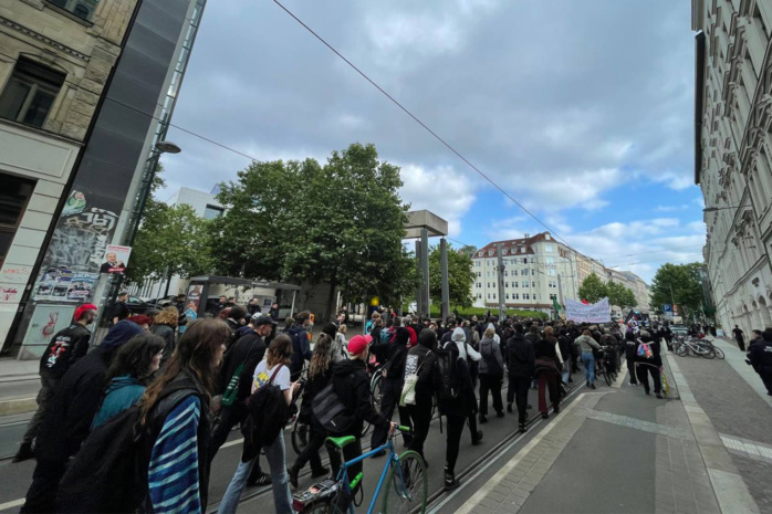 Menschenmenge läuft eine Straße entlang