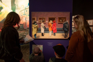 Bilderausstellung und Besucher.