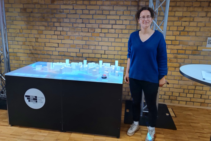 Dr. Beate Ginzel am 3D-Stadtmodell. Foto: Thomas Köhler