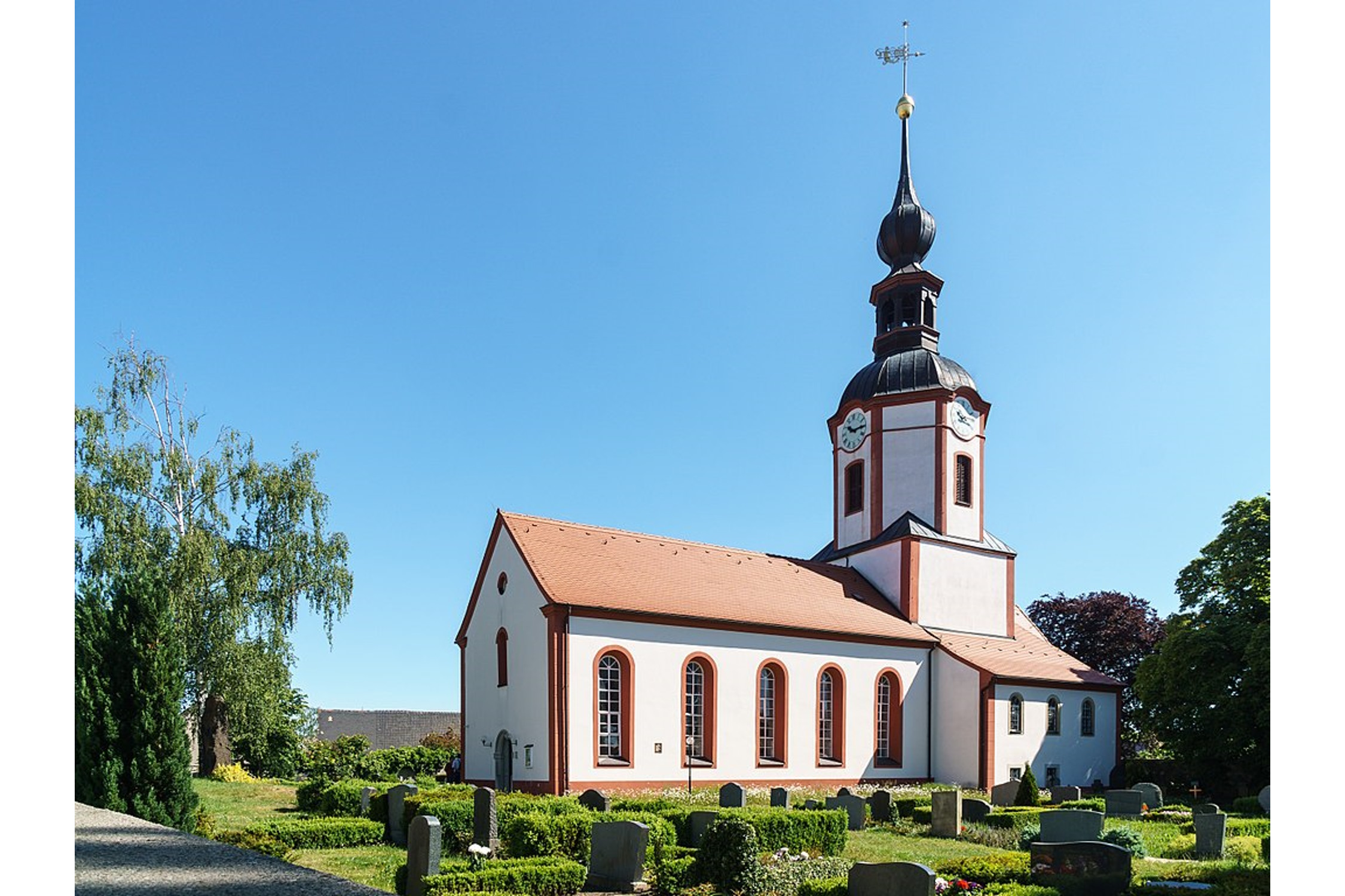 St. Nikolai-Kirche zu Machern mit dem 34 Meter hohen Kirchturm (Jörg Blobelt, CC BY-SA 3.0, https://commons.wikimedia.org/wiki/Category:St._Nikolai_(Machern)?uselang=de#/media/File:20090425260MDR_Machern_Nikolaikirche.jpg )