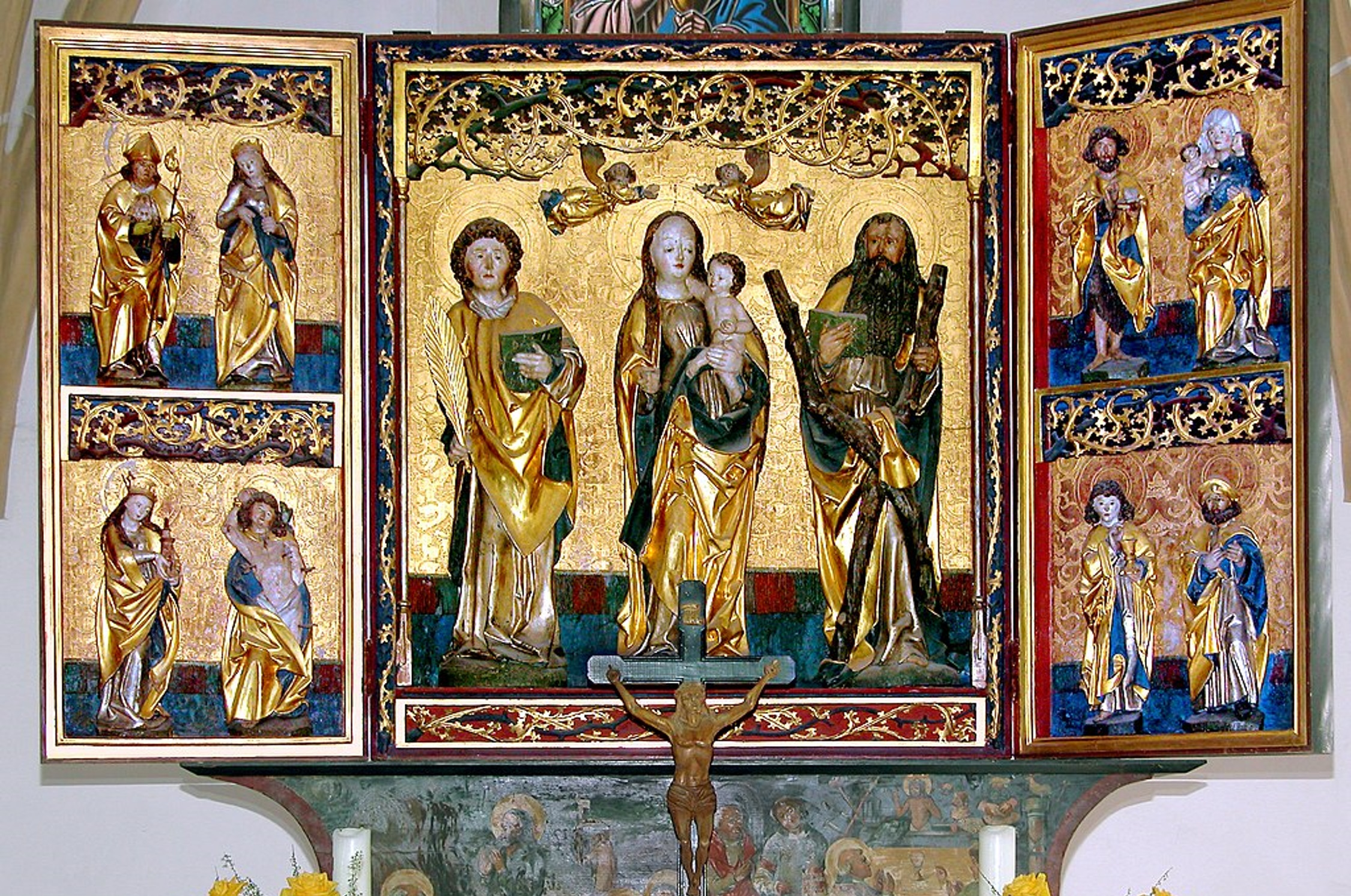 Historischer Schnitz-Altar (Jörg Blobelt, CC BY-SA 3.0, https://commons.wikimedia.org/wiki/Category:Interior_of_St._Nikolai_(Machern)?uselang=de#/media/File:20090425275DR_Machern_Nikolaikirche_Fl%C3%BCgelaltar.jpg)