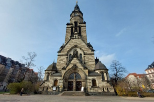 Kirche auf großem Platz.