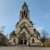 Kirche auf großem Platz.