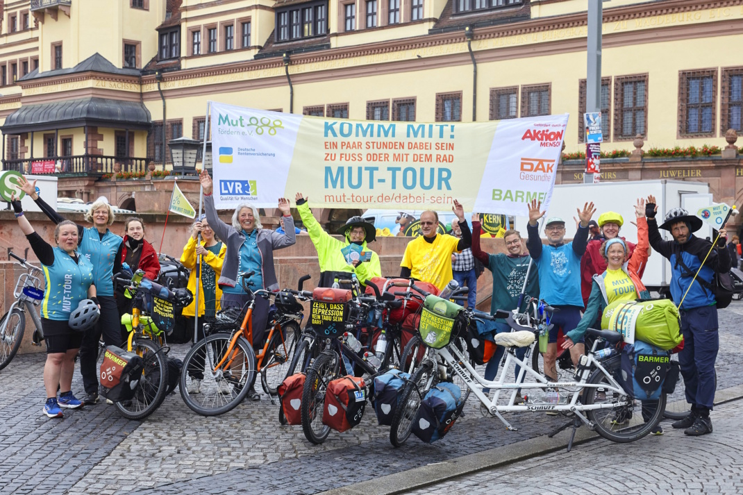 Die Teilnehmer der MUT-TOUR auf dem Leipziger Marktplatz.