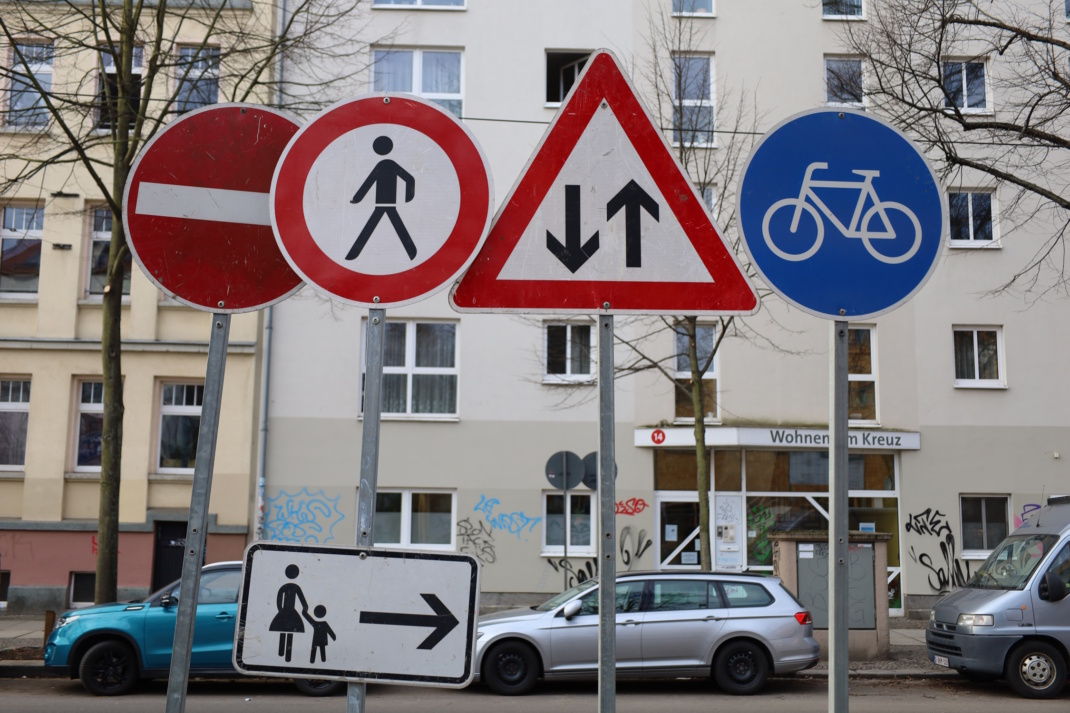 Schilder im Straßenverkehr.