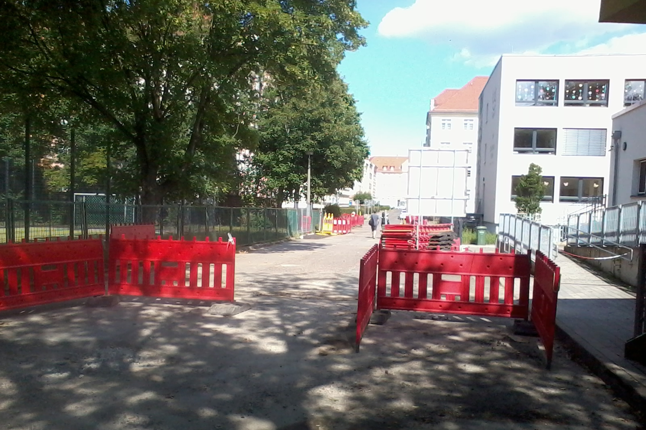 Straßenabschnitt direkt zwischen dem Gelände der Grundschule (links) und der Kindertagesstätte (rechts). Foto: LZ